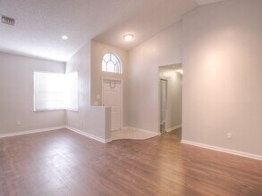 1261 NW 159th Ave in Pembroke Pines, FL - Foto de edificio - Building Photo