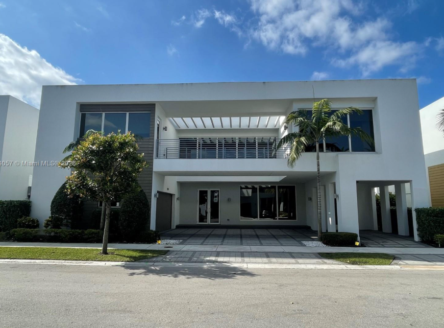 10250 NW 74th Ter in Doral, FL - Foto de edificio