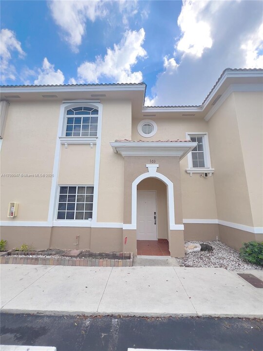 7230 NW 174th Terrace in Hialeah, FL - Building Photo