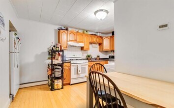 291 Elm St, Unit 2 in Cambridge, MA - Building Photo - Building Photo