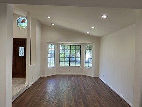 20230 Stagg St in Winnetka, CA - Foto de edificio - Building Photo