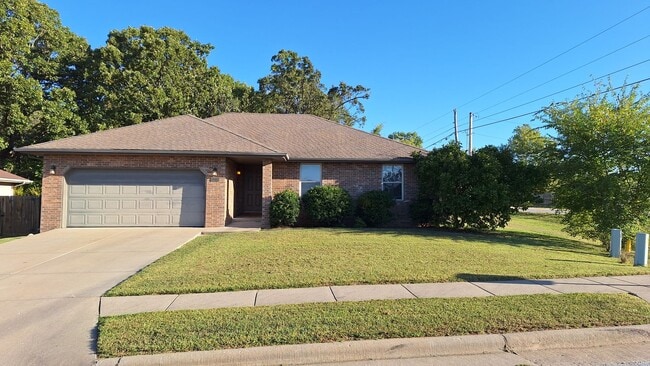 property at 1305 E Hampton Dr