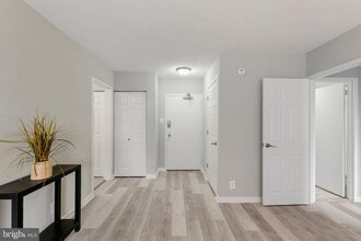 4515 Willard Ave in Chevy Chase, MD - Foto de edificio - Building Photo