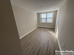 650 Huron Ave, Unit 2 BED  Utilities Included in Cambridge, MA - Foto de edificio - Building Photo