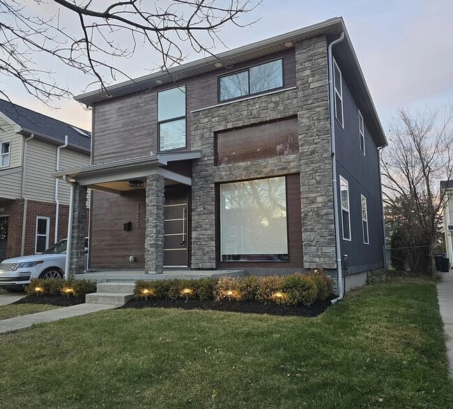 property at 1277 E Lincoln St