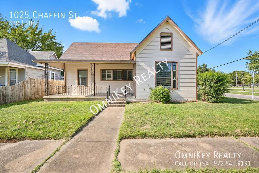 1025 E Chaffin St in Sherman, TX - Building Photo