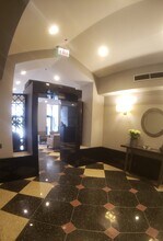 111 W Maple St, Unit 2504 in Chicago, IL - Building Photo - Building Photo