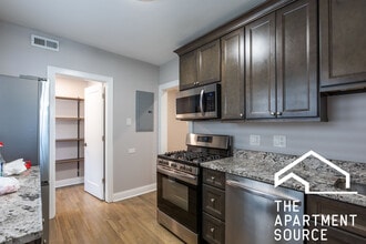 2240 N Sawyer Ave, Unit 2 in Chicago, IL - Foto de edificio - Building Photo