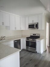 5306 Romaine Street in Los Angeles, CA - Foto de edificio - Building Photo