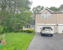 103 Sunflower Ridge Rd in Centereach, NY - Building Photo