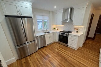 88 Greaton Rd, Unit 1 in Boston, MA - Foto de edificio - Building Photo