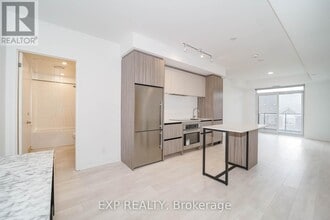 8 Beverley Glen Blvd in Vaughan, ON - Building Photo - Building Photo