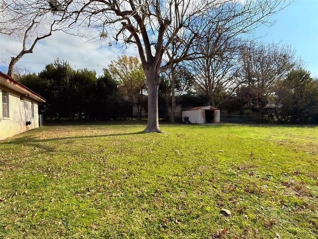 2203 Wayside Dr in Brenham, TX - Building Photo - Building Photo