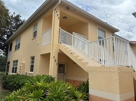 703 Casa Del Lago Way in Venice, FL - Building Photo