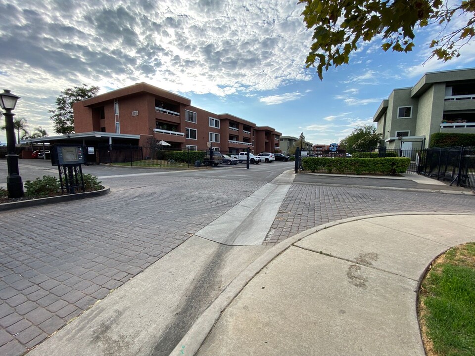 1050 E Washington Ave in Escondido, CA - Building Photo