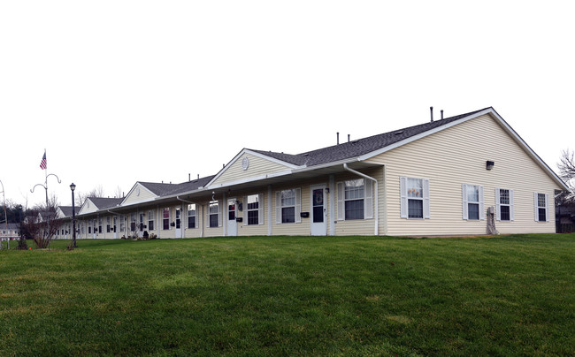 Friendship Terrace in Cuyahoga Falls, OH - Foto de edificio - Building Photo