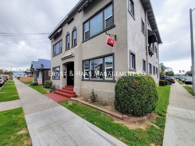 property at 702 E Burnett St