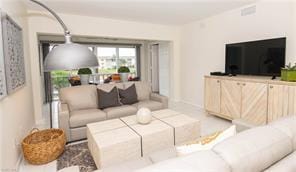 3055 Riviera Dr-Unit -205 in Naples, FL - Foto de edificio - Building Photo