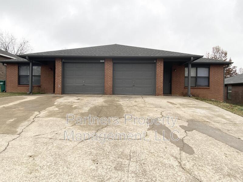 5705 Sara St in Fayetteville, AR - Building Photo