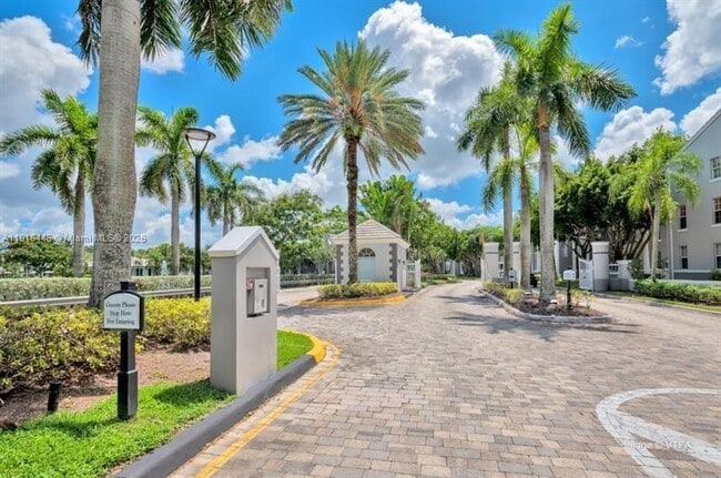 777 SW 111th Way in Pembroke Pines, FL - Foto de edificio - Building Photo