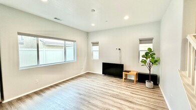290 Spotted Saddle Way in Fallbrook, CA - Building Photo - Building Photo