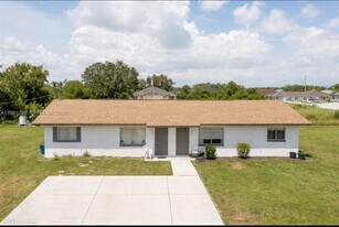 138 Gordon Ave S in Lehigh Acres, FL - Building Photo
