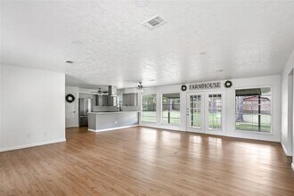 212 Normal Park Dr in Huntsville, TX - Building Photo - Building Photo