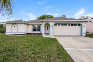 18725 Parade Rd in Hudson, FL - Building Photo