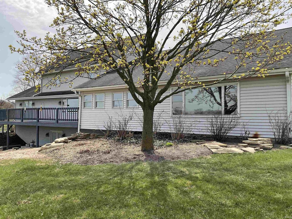 10421 Yoder Rd in Roanoke, IN - Building Photo