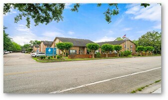 Cedar Wood in Alvin, TX - Building Photo