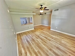 10055 NW 4th St in Pembroke Pines, FL - Foto de edificio - Building Photo