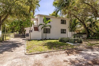 11643 NE 11th Pl in Biscayne Park, FL - Building Photo - Building Photo