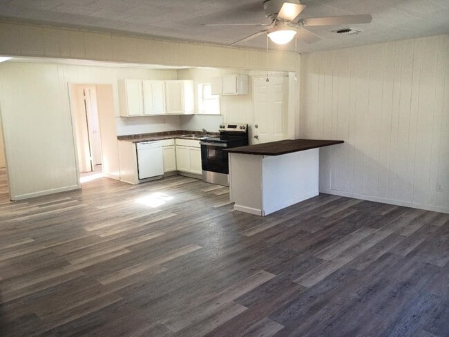 1558 N Fletcher St in Jasper, TX - Foto de edificio - Building Photo