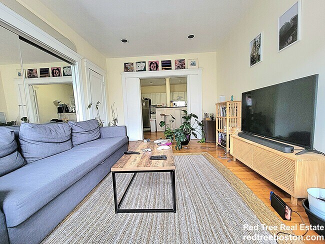 94 Pleasant St, Unit 2 in Brookline, MA - Foto de edificio - Building Photo