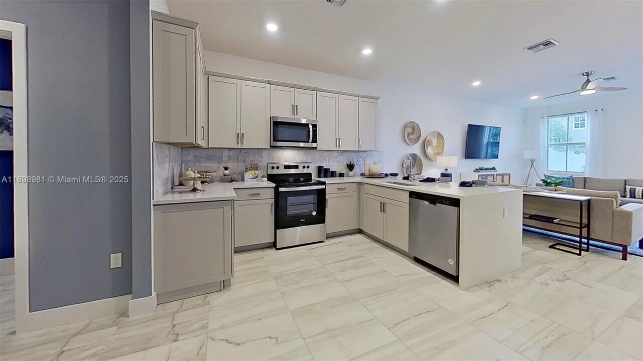 163 SW 171st Ave in Miramar, FL - Foto de edificio