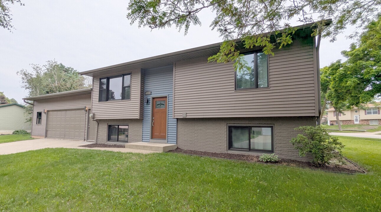 4810 19th Ave NW in Rochester, MN - Building Photo