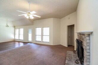 216 Stone Creek Blvd in Glenn Heights, TX - Foto de edificio - Building Photo