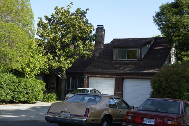 1141 Roxie Ln in Walnut Creek, CA - Foto de edificio - Building Photo