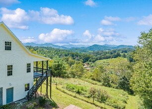 179 Goldfinch Ln in Clyde, NC - Building Photo - Building Photo