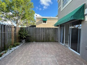 5150 Lake Loop Rd in Cooper City, FL - Building Photo - Building Photo