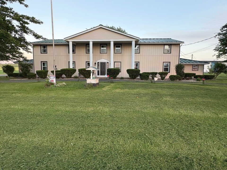 8686 Tibbitts Rd in New Hartford, NY - Building Photo
