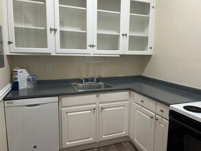 1410 Beacon St, Unit 34 in Brookline, MA - Building Photo - Building Photo