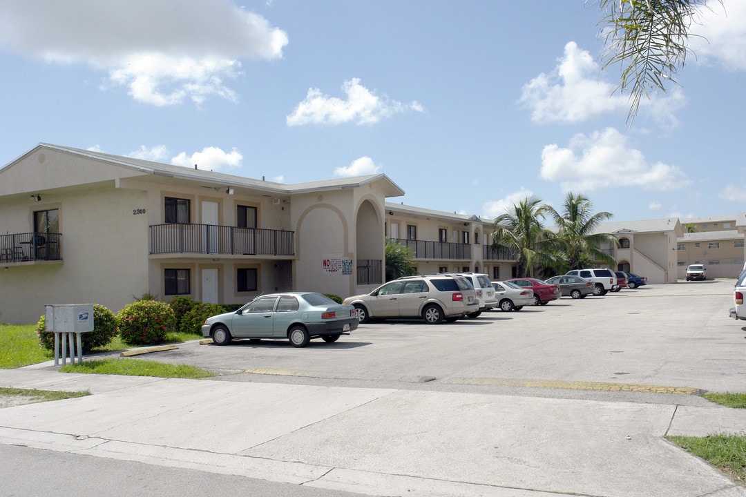 2300-2316 W 56th St in Hialeah, FL - Foto de edificio