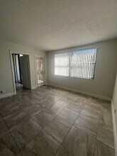 708 Executive Center Dr in West Palm Beach, FL - Foto de edificio - Building Photo