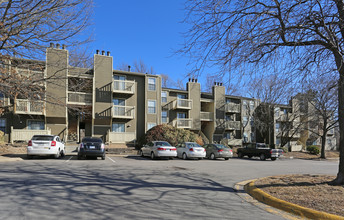 The Retreat at Woodridge Apartments in Lenexa, KS - Building Photo - Building Photo