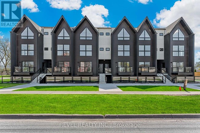 7277-7277 Wilson Crescent in Niagara Falls, ON - Building Photo - Building Photo