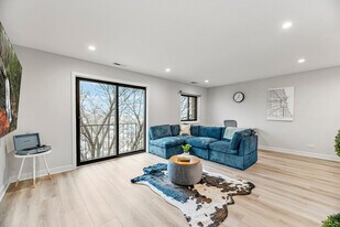 2335 W Touhy Ave in Chicago, IL - Building Photo