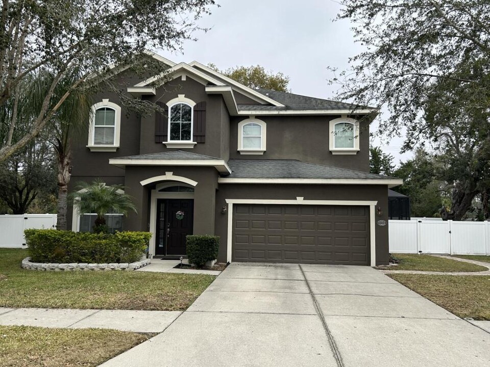 5304 Green Oasis Dr in Dover, FL - Building Photo