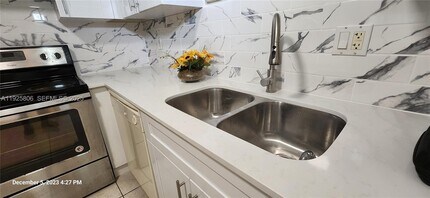 4235 N University Dr in Sunrise, FL - Building Photo - Building Photo