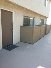 Clear Valley Apartments in Tarzana, CA - Foto de edificio - Building Photo